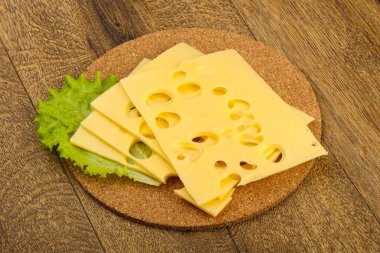 Dilimlenmiş peynir salata yaprakları ile