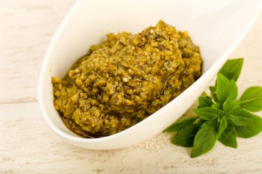 Fesleğenli pesto sos bırakır