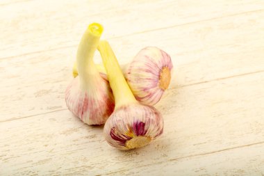 Taze sarımsak ahşap arka plan üzerinde kullanıma hazır 