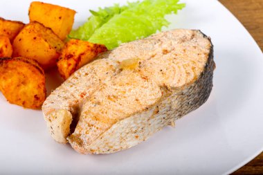 Plaka haşlanmış somon