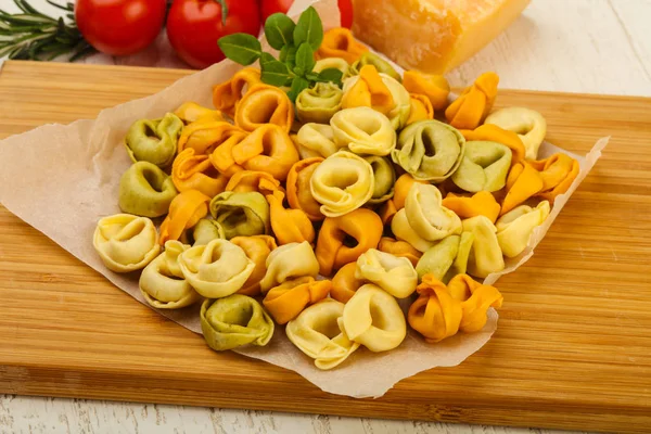 Fesleğenli ham tortellini — Stok fotoğraf