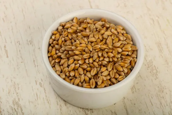 Cereali di grano in ciotola bianca — Foto Stock