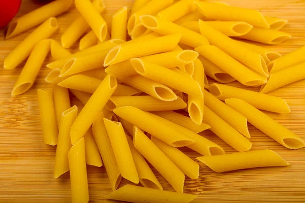 Penne Crude Pasta Sullo Sfondo Legno — Foto Stock