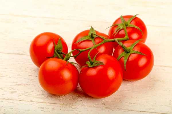 Frische Saftige Tomaten Zweigen Über Hölzernen Hintergrund — Stockfoto