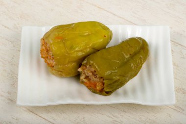 Ahşap arka plan üzerinde etli biber dolması