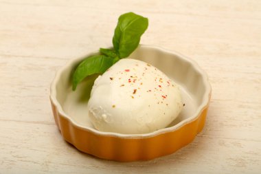 Fesleğen yaprakları ile Mozzarella peyniri