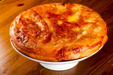 Peynir ve yumurta ahşap arka plan üzerinde beyaz yoka pasta