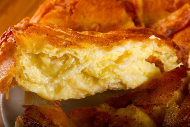 Peynir ve yumurta ahşap arka plan üzerinde beyaz yoka pasta