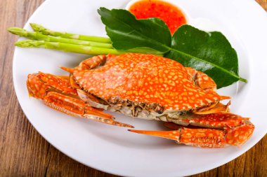 Beyaz tabak içinde haşlanmış Yengeç