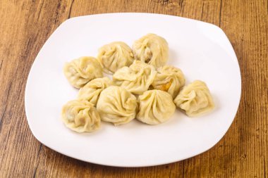 Momo karides, tavuk, sığır eti veya domuz eti doldurulmuş. Beyaz plaka üzerinde Çin köfte 