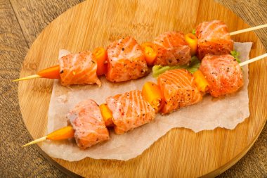 Şiş üzerinde Çiğ somon