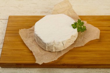 Camembert peyniri plaka üzerinde