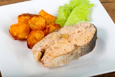 Plaka haşlanmış somon