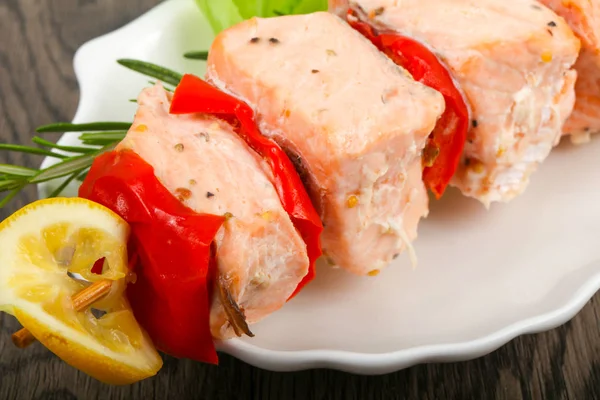 Pincho de salmón con pimienta y limón — Foto de Stock