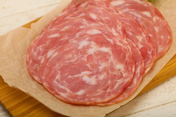 Salsiccia affettata su carta da cucina — Foto Stock