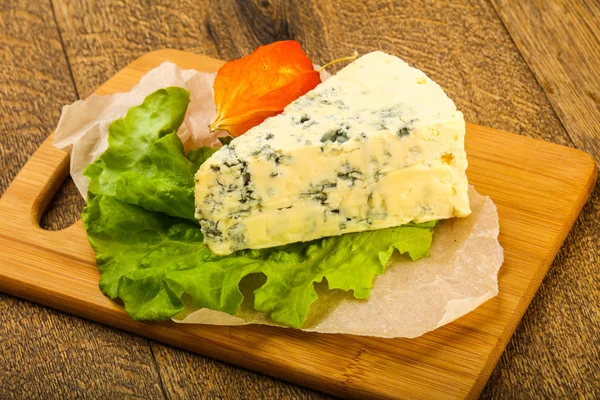 Blue cheese with salad leaves — Stock Photo, Image