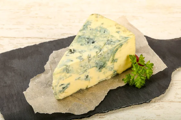 Blauwe kaas met peterselie — Stockfoto