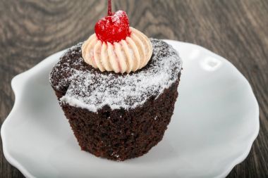 cherry ile çikolatalı kek