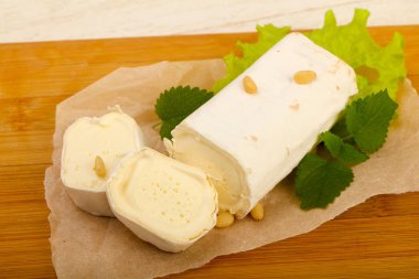 Sedir fıstıklı Brie peynirli rulo