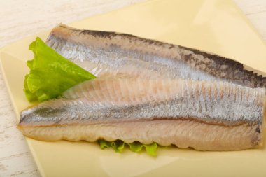 ringa balığı filetosu plaka üzerinde 