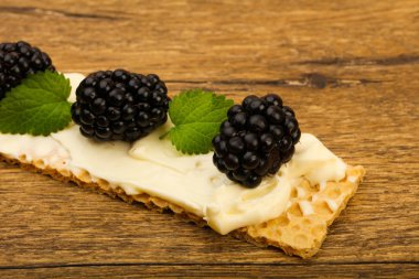 Yumuşak peynir ve böğürtlen tost