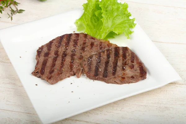 Gegrilde biefstuk met saus — Stockfoto