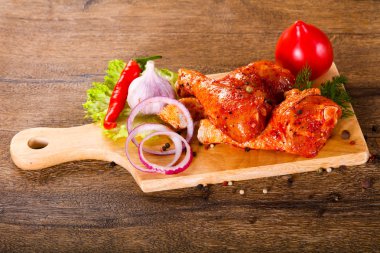 Ham marine edilmiş tavuk budu