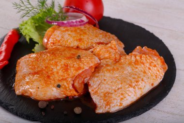 Marine edilmiş tavuk uyluk