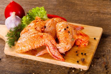 Çiğ salamura edilmiş tavuk kanadı. 