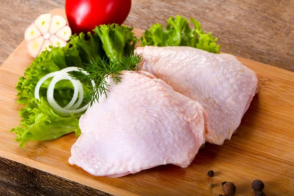 Cosce di pollo crudo — Foto Stock