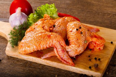 Çiğ salamura edilmiş tavuk kanadı. 