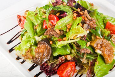 Salatada domuz eti beyaz plaka