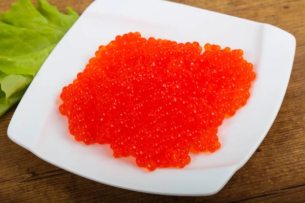 Caviar rojo en plato blanco —  Fotos de Stock