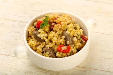 Turuncu bir kapta tavuk yürekleri Bulgur