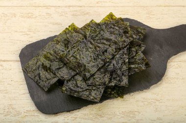 nori yaprak cips plaka üzerinde