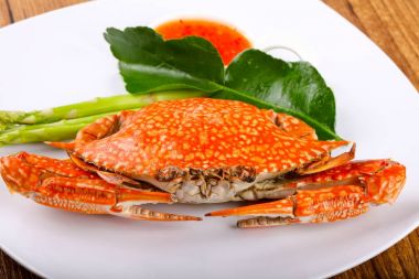 Beyaz tabak içinde haşlanmış Yengeç