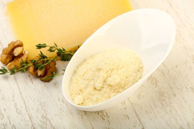 Parmesan peyniri rendesi