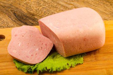 Jambon sosis salata yaprakları üzerinde