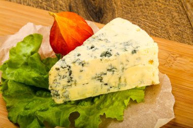 Mavi peynir salata yaprakları ile