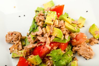 Ton balığı ve Avokado salatası