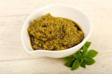 Fesleğenli pesto sos bırakır