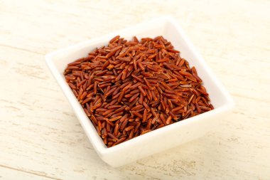 Ham kahverengi pirinç beyaz kase