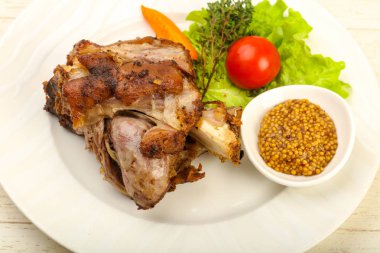 Kavrulmuş domuz diz