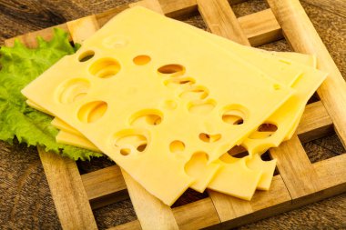 Dilimlenmiş peynir salata yaprakları ile