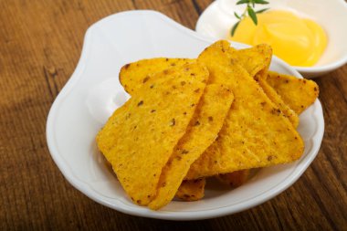 Nacho peynirli sos ile