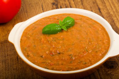 Gazpacho çorbası beyaz kase 