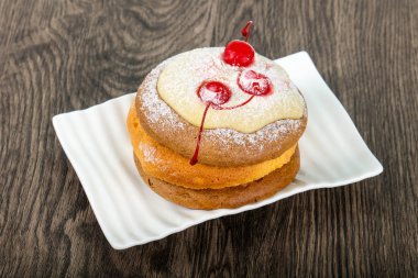 Tatlı krep kiraz ile