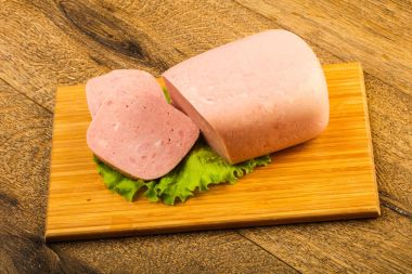 Jambon salata yaprakları üzerinde