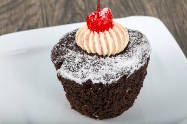 Tatlı kek kiraz ile