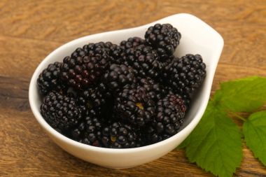 Kabın içinde olgun böğürtlen